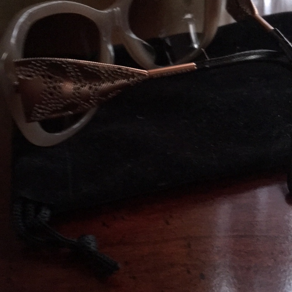 Burberry sunglasses - Picture 3 of 5
